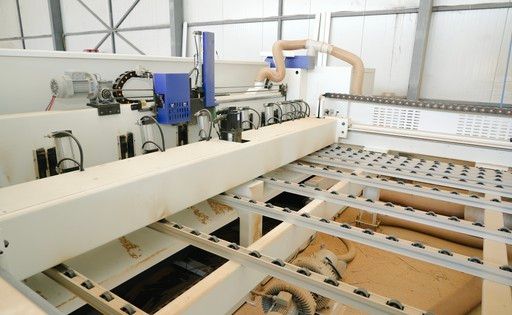 Детал од индустриска машина за обработка на панели